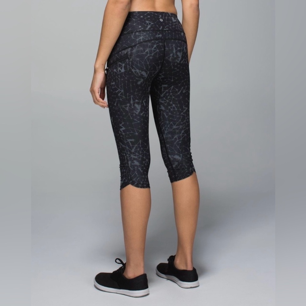 Lululemon Run: Top Speed Crop *Full-On Luxtreme
Star Crushed Coal size 6 EUC